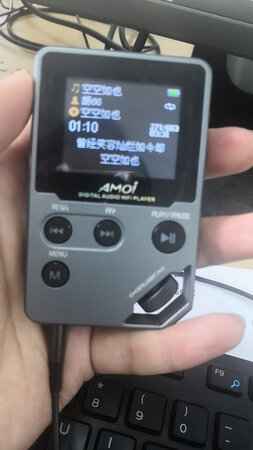做工质感：金属机身，严丝合缝，按键反馈灵敏可靠，总体来说这个价格对于外观上的表现绝对是物超所值了。
音质音效：不到300块的mp3音质要比手机强太多了，配上个入门级的耳机，正适合平民百姓使用。
待机时长：60小时待机不是吹的，充满电丢车里，一个月了，还是满电，超级适合总出门在外坐车需要消磨时间的旅行者。
操作难易：操作简单，单手就行，很简便，基本上只要一个大拇指就能搞定。
外形外观：可以了，这个方面每个人都有自己的感觉，不评价了
其他特色：物美价廉 适合平民爱好者