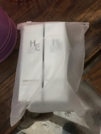 产品质感：凉凉的
产品香味：很香
补水效果：不错