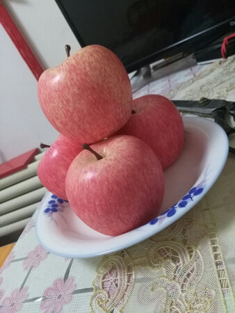 苹果做的很好，和真的一样。放桌子上很好。