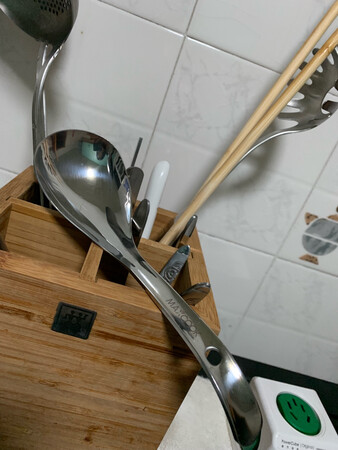 商品材质：好
层高调整：合适
适用场景：厨房
安装难易：墙上挂着，贴牢
承重性能：可以
稳固程度：很好