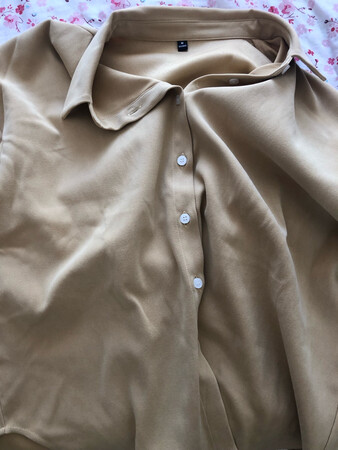 第一次来这个店，买衣服，尤其喜欢这个衣服，就是冲着这件衣服，才买了别的4件衣服，买的时候有优惠，很便宜的，收到货后发现质量.杨子都是很喜欢的，强烈推荐大家，重要的是这个黄色穿上很显肤色，以前都是很少穿黄色的。