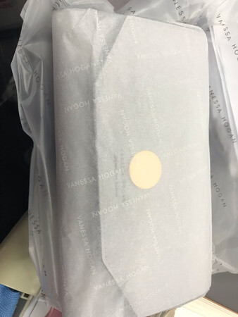 外观颜值：简单大方！颜色也很小清新 也蛮有质感的 感觉有点高级
材质手感：摸上去皮质很舒服
做工细节：做工很精致 细节都处理的不错 包装也很好 链子也很舒服 背起来不累 大小也正合适 装手机 口红 至今就够了 还是很满意哒
