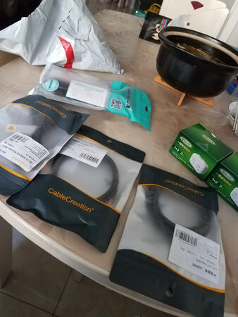 买电视的电源线，就买了一个电水壶的电源线，回家一看质量真的还不错呢?把电水壶的电源线给换掉？京东真的还可以