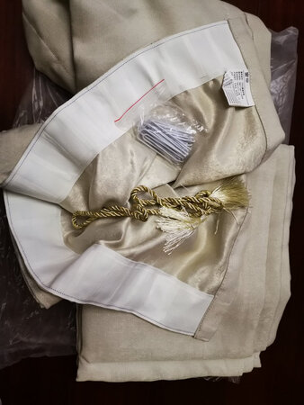 颜色是我喜欢的，尺寸跟描述一样，上午下单，下午收到，质量也不错，挂起来房子也不是很暗，能隔热，满意。