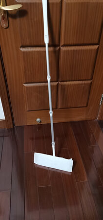 家里有好几把类似的除尘拖把。看到广告介绍说这个是可以360度旋转的，感觉会比较使用方便些。今天收到货以后，觉得他这个底面是凸起来的，所以更加容易贴合地面吸附灰尘。觉得会不错的。刚才安装好，用起来比较轻巧，挺好的。