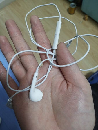 真的，如果不是必须给一星，我真的一星都想给，先是第一天买完了第二天降价了，然后申请了价保，用了发现特别次，插进去碰到接口处就会划拉划拉的，视频通话两边都会划拉的，没合计京东有质量问题，包装拆坏了，退不了了，本来就十多块钱，还要折扣包装费，在审核不过给我扣个运费，不退了下次不会再京东买电子产品了