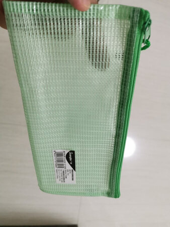 京东很给力，第二天就收到货了，我之前以为一袋里面是好几种颜色的，收到才发现其实一包都是一个颜色，不过并不影响使用。做工很不错，看起来很结实，拉链也很顺畅。主要用来整理每次旅游回来，一些门票车票机票什么的，留作日后纪念，每次一个袋子，就不会弄混了。日常也可以用来整理一些票据什么的，十分方便。