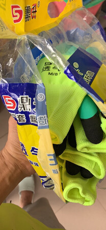 产品无任何异味，使用也很贴合肌肤，不足点就是不耐用，只能使用一天半左右的时间