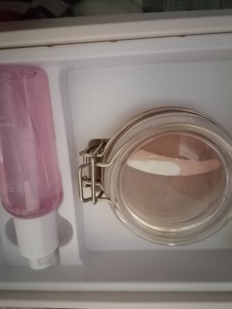 因为之前一直用他家纯露，我现在洗脸都用，手有时就护理不到，感觉手的质地有点糙，并且有死皮，和倒刺，以前抹抹油还管用，现在感觉手都不敢伸了，才想起他家有手蜡，果断出手，这款护手蜡，包装精细，第一次，我抹的给少，找找感觉，20分钟我洗点，喷护理液，感觉手滑滑的，第二次稍厚点，干了可以撕，经过每周两次的护理，感觉手好了不少，所以还是要坚持，
