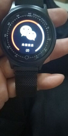 很大气时尚，信息全能显示出来，表盘大小合适，表带很酷方便
