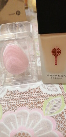 产品质感：提亮肤色又遮暇
保湿效果：我是干性皮肤，用了感觉很滋润又不油腻
适合肤质：各种肤质都可以用
其他特色：味道清香很喜欢
遮瑕效果：遮暇效果特别好
产品包装：很好