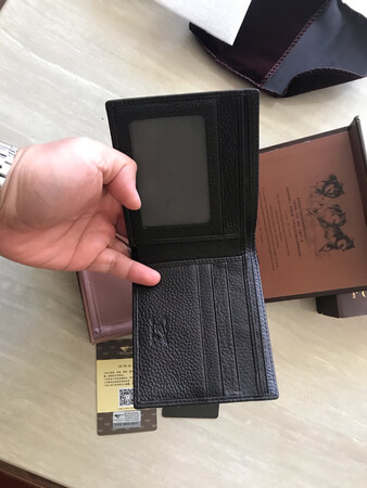 趁着活动买了一个钱包，价格非常的实在，拿到手之后，外面的包装非常的漂亮，送了一个包装礼盒，里面的钱包，用了一个布袋子包着，摸到手之后感觉皮质非常的好，里面的设计非常的漂亮，感觉颜值爆表，唯一的缺陷就是感觉你跟他卡包数不够。放到口袋里面之后，也不会显得非常的后，总体来说非常的不错，特别喜欢这个标志，嗯，是印上去的一个商标，本人非常喜欢这样的一款。