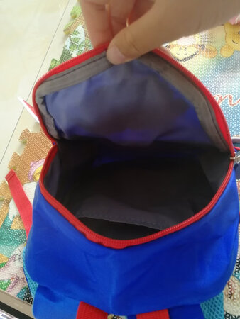 小书包很好，幼儿园小朋友用着很适合，快递员每次都不打电话，一个短信通知我放超市了，真省事啊