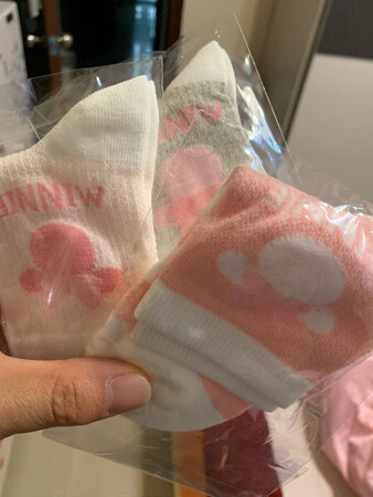 袜子软软的穿起来很舒服，质量不错，厚实保暖，弹力挺好的大小挺合适上脚不会觉得挤不脱落，很厚很密的绒毛，所以比较保暖，物流也很快，是个不错的选择，京东自营，物流很快，穿着舒服。颜色也好看，非常满意，款式非常新颖颜色也喜欢，以后还会购买！