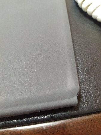 收到货，包装上的纸贴明显贴了两层，拆开键盘背后有磨损使用的痕迹，估计是其他人二手退货的，出差急用懒得退了。希望使用上不要出问题。