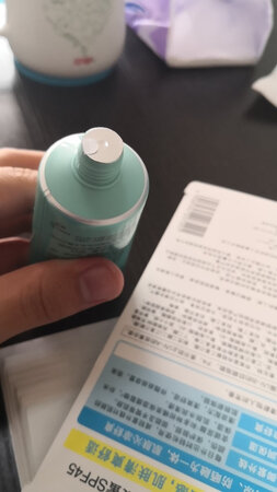 第1次用花王的防晒霜，大品牌值得信赖，有封口，脸部身体都适用，是薄荷型的，抹到皮肤上会感觉凉凉的，很好用，很好推开，防晒的效果还没有试，应该也还不错。比较补水，保湿，香味也可以接受，价格实惠，一管应该能用好久的，比较推荐入手。