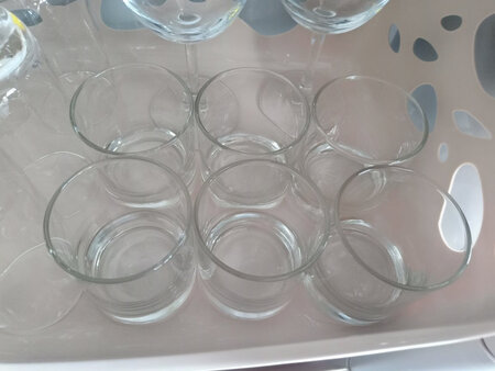 包装挺严实的，杯子没有破损，京东自营的商品，快递很快。已经洗出来了，这一堆杯子都是在京东上买的，最开始买的是那种高的，感觉这个牌子的质量挺好的，晶莹剔透，也够厚实，就是刷起来得用杯刷，所以这次赶上活动，果断又入手了这一套，质量一样好，洗刷起来也方便多了，以后家里来客人，用起来方便多了。