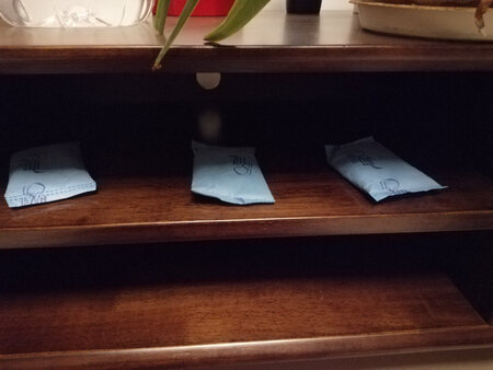 家里装修有味 为了除甲醛买了很多炭包 这款是母婴专用 用着放心 而且送货很快！已经在这家买了好多炭包了 放家里地面上 柜子里 应该管用 说是能重复利用 我还是把用过的都扔了重新买的 为了健康值了 用完了再来