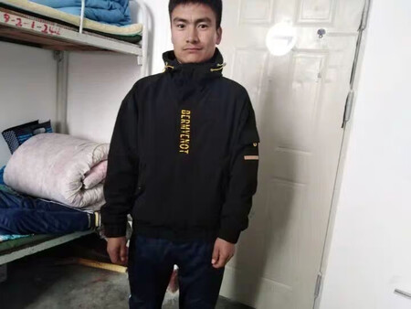 个人觉得还是很不错的，衣服质量做工挺好的，版型很好，颜色尺码都没有偏差。