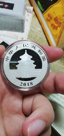 物流很快，卖家发的顺丰，包装保护也非常到位??。外包装，盒子很精美。买的2018年和2019年的熊猫币，图中是18款的币，拿在手里分量很足，沉甸甸的。熊猫币色泽光鲜，品相完美，非常漂亮！外面还有个塑料壳保护。对比其他店，中钞要贵一点，但是也更放心一点！
