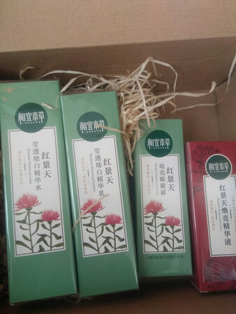 商品收到，淡淡的清香，精华液挺好用的可以提亮肤色