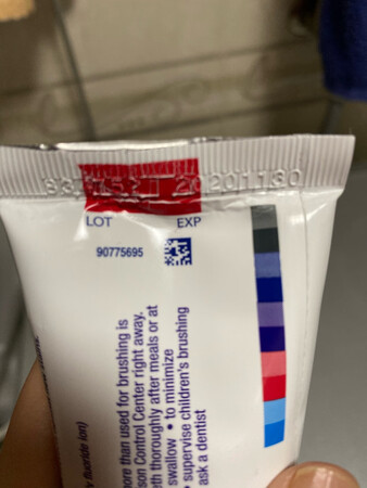 之前用过这个牙膏觉得不错，这次家里的用完了就在京东买了两支，全英文的表示看不太懂，能知道保质期就行，以前对佳洁士的牙膏印象不好，这款是唯一感觉挺好的，现在大多数的牙膏真的是越做越不行了。后来去超市看看价格要贵好多……