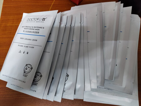 产品质感：面膜很薄，质感很好面膜液也很多。
使用感受：敷上去很清透，很舒服，感觉很好。
适合肤质：个人混合性皮肤用着很好，补水而且滋润，其他肤质也应该可以使用。
补水效果：补水效果好，晚上敷了之后早上起来都不容易出油干燥了，很滋润。
贴合效果：面膜很薄跟脸部贴合效果很好，无缝贴合好面膜。
其他特色：面膜包装很清新，很周到。很不错的一次购物，到时候还会回购哦！