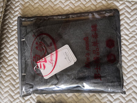 裤子是正品。厚薄适宜。弹性适中。