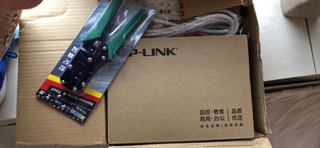 客服非常尽职，有很强专业知识，问我这个外行一些情况后直接给出方案，然后再优化给出最实惠的套餐。给发的顺风，36小时就收到。都是新品没有安装过的痕迹。客服立马发来安装和配置的视频。待安装后再评价。