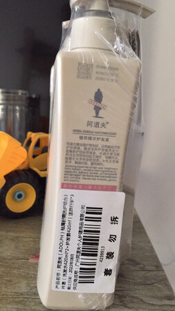 阿道夫洗发水买的套装，女儿喜欢用这个牌子的，己经买了好多次了，洗发水洗完头发润滑亮泽，再搭配精华护发素，洗后头发柔顺光泽，用完再回购！