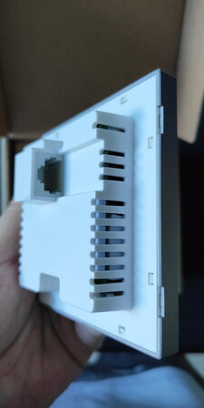 新装修的房子准备做个全屋WiFi，于是看中了TPlink的这一款，老公研究了很久，觉得这个性价比比较高，一共有5个房间和一个客厅需要使用，所以买了6台AP，双11购买价格比较划算甚至比618价格便宜了，5块钱，主机的价格也有适当的优惠，整体做下来，大约在2400。想到以后能用上快的飞起的无线网络，就很满意