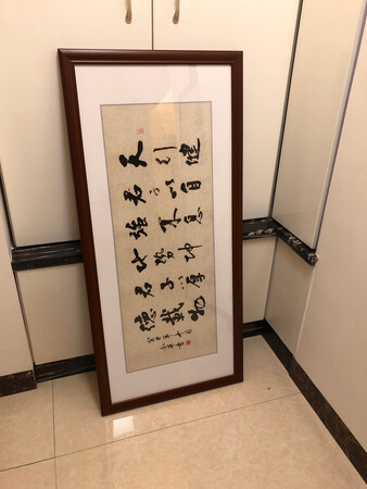 就一印刷品框也不是实木，这摆明就坑钱还三百多，丢了也没人要