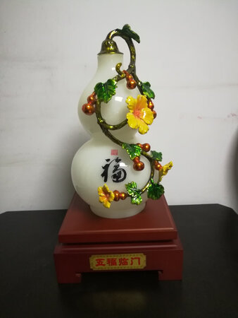 做工细致，很漂亮，家人很喜欢！
