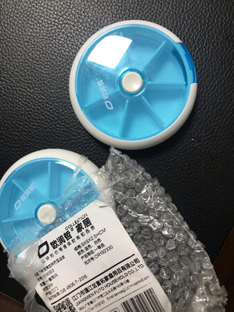 今天上午下单，下午快递哥就送到我办公室来，点赞赞赞赞！
今晚把两个钙片+2颗小胶囊放入小格中去，基本都要用手指才能转入下一格……有些偏小。携带还是挺方便的。但两个货品，一个新的完美无缺的，但另外一个看起来很旧很多划痕，像使用过的退货商品……这个问客服了，说可能是运输摩察所致，但京东的小纸盒包装还是很不错的哇！？我也只有相信了。
另外一个有些不满意的，就是放药丸?进入只有按着中间白色按钮转动，在侧面小格拿药出口处放进去了……
如果能把蓝色盖子旋转打开就更方便了
厚薄程度：可以
商品材质：应该可以