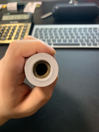 200卷纸 50卷是不能用的 每4卷一包装白色那头第一卷 外壁全是胶水 脱落后会损失机器打印头 一直用得力的热敏纸 以前一直没问题 19年7月15号 这批货严重存在问题 这不应该是得力的质量