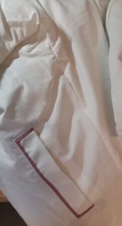 衣服收到了，很漂亮的风衣外套，上身效果很好。摸起来也很舒服，看着又保暖，款式也不错。简单大方，也不会像有些衣服太夸张。中长的风衣外套，实在是百搭，裤子，裙子，不同场合，可以穿出不同风格。衣服做工精细，没有线头，价格又实惠，性价比高，继续关注。