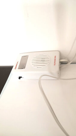 声音挺大，看中的是有灯光提示功能，在办公室戴耳机听音乐，看着它可以不用担心座机来电话听不到。