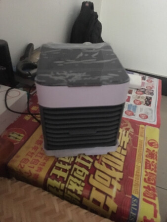 正正方方的一只，还蛮可爱的，放在床头，又可以当电扇，又可以当加湿器，还不错