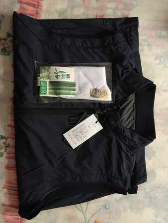 衣服穿上长短肥瘦都合适，老板还送了一双袜子，挺满意的。物流快递很负责任，给5分。