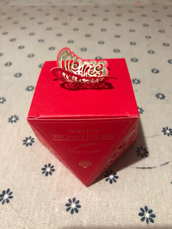 着急用选择自营店和京东物流，不超过24小时到手，琢磨好一个其他的叠起来都很快，作为婚宴喜糖盒很不错