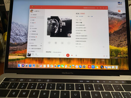 运行速度：非常好，很快，开机也很快
轻薄程度：我觉得刚刚好，也不会太重，非常不错
屏幕效果：界面简约大气颜色分辨率也很高清
散热性能：效果还不错，还没有出现很热情况
外形外观：就是喜欢简约时尚大方得体。