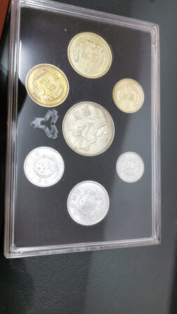 店家诚信，价格公道，可长期合作。长城币铸造沉稳精美，币身厚重，给人非常实在的文化感、历史感和价值感，停止发行流通近三十年并经过大量回笼**，收藏价值陡增，尤其2角面值，是解放后钱币史唯一一次发行的2角硬币，迄今已成绝唱。