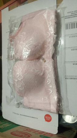 回回在京东上买的东西都得退换什么的，要么是残次品，要么缺三少四的。买的套装，给发了一件，什么情况，糊弄事儿呢。客服也不给解决，消费者的保障呢。我谁都不服就服京东。朋友劝我不要在京东买东西，之前曝光的#自己都不承认自己平台的东西是真的。残次品，糊弄消费者。果断卸载了可算长记性了。就这包装，和地摊货有啥区别。