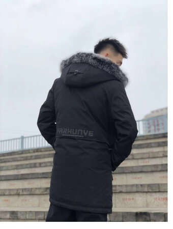 羽绒服真是蛮不错的 做工精细 穿上不重还保暖 设计感很好 后面的毛领做工也不错 款式是我喜欢的长款  客服推荐尺码合身 满意
