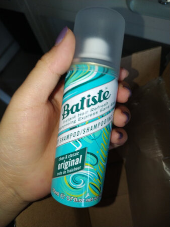 不错哦，说实话吧个人感觉还挺好的用，我以前买过名创优品的免洗喷雾，但用了跟没用一样，越来越油腻，然后我也就没用了，后来去看了很多，有人说这款好也有人说不好的，但是我想着还是买来试试吧，结果出乎意料的好用哇！嘻嘻(*∩_∩*)入手这款没错的啦~真的挺好用的，就是量不多吧，经常用比较快用完。这款味道不会很大，淡淡的，不会熏着鼻子，控油也挺好的，早上用下午还很干，不会油那么快。用了后头发也没有变得很僵硬，还是原来那个样子
