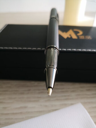 收到了笔，包装可以，笔的外观手感都行，可是写不出字。客服态度很好，说是小概率事件，送了五只笔芯。