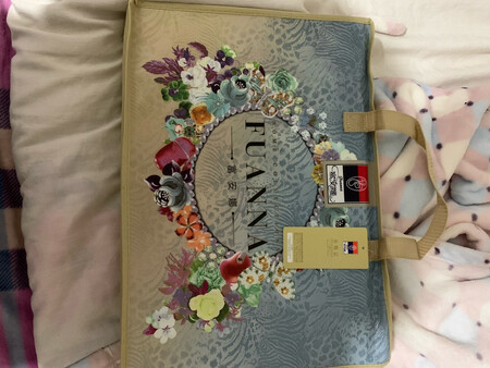 面料材质：纯棉
颜色图案：花色有点暗
触摸手感：滑滑的
产品包装：包装完美
其他特色：送货速度很快