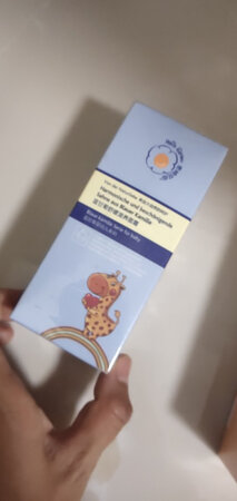 以前在孕婴店买的这个牌子产品，回来后自己试用一下发现，这个真的很滋润，而且味道很好闻，淡淡的，特别滋润，我特别喜欢，一点不刺激，很温和，就给孩子用了，孩子也接受了这个味道，也一直再用，放心这个牌子很信赖，信赖京东，物流很快服务周到