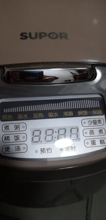 外形外观：处形比较蒙华
其他特色：才第一次煮饭，有胶味较浓。
功能配置：功能比较齐，其它功能还没有用，不知效果。