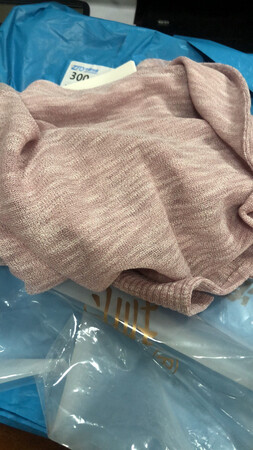 很不错的一件衣服，面料舒服款式也不错，属于宽松型的，搭短裤短裙应该很不错的，买来当防嗮衣用的，内搭一件小马甲